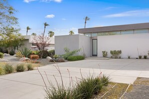 Villa | 6 bedrooms - Polo Villa 10 by Avantstay Backyard Oasis w Putting Green 260320 6 Bedrooms (La Quinta)