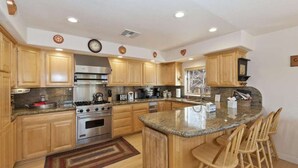 House - Views at Wolf Lodge by Avantstay Magnificent Views w Hot Tub Sauna (Big Bear Lake)