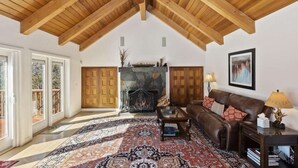House - Views at Wolf Lodge by Avantstay Magnificent Views w Hot Tub Sauna (Big Bear Lake)