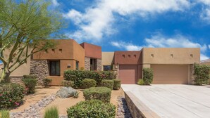 House - Aurora by Avantstay Luxurious Home With an Exquisite Pool Spa and Outdoor Seating (Indio)