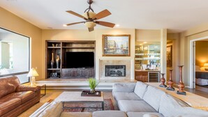 House - Aurora by Avantstay Luxurious Home With an Exquisite Pool Spa and Outdoor Seating (Indio)