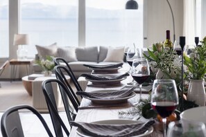 4 bedrooms - Lakeview by Avantstay Private Waterfront Cabin on Lake Tahoe w Hot Tub Views (Carnelian Bay)