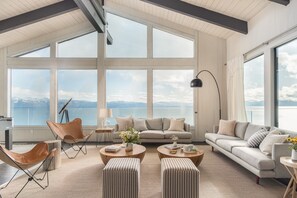 4 bedrooms - Lakeview by Avantstay Private Waterfront Cabin on Lake Tahoe w Hot Tub Views (Carnelian Bay)