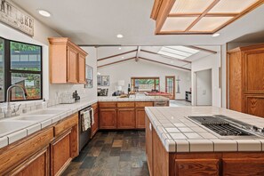 Room - Alpenglow Chateau by Avantstay Ideal Big Bear Location w Pool Table Hot Tub (Big Bear Lake)