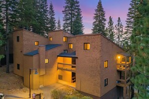 2 bedrooms - Sierra by Avantstay Ski In Ski Out Near Truckee w Access to Northstar Resort Community (Truckee)