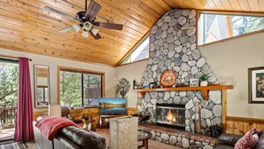 House | 4 bedrooms - Sutter Ln by Avantstay Beautifully Remodeled Kitchen 4cabin-chic Bedrooms (Lake Arrowhead)