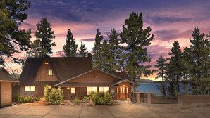 Unclassified image, 4 of 24, button - Classic Lake House by Avantstay Large Property on the Lake w Hot Tub (Big Bear Lake)