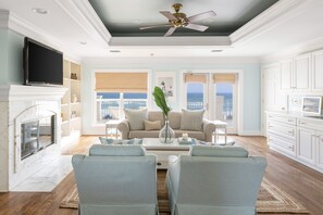 House - Promenade by Avantstay Beach Front Mansion w Breathtaking Views Pool (Miramar Beach)