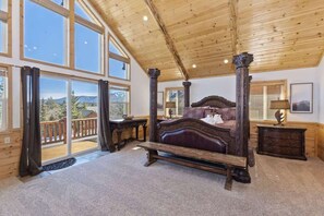 House - Mighty Bear Manor by Avantstay Elevated Cabin w Pine Tree Views Hot Tub Pool Table (Big Bear Lake)