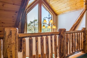 House - Mighty Bear Manor by Avantstay Elevated Cabin w Pine Tree Views Hot Tub Pool Table (Big Bear Lake)