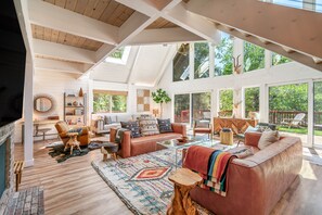 House | 4 bedrooms - Oak and Luna by Avantstay Beautiful Big Bear Home w Hot Tub Home Theatre Ping Pong (Big Bear Lake)