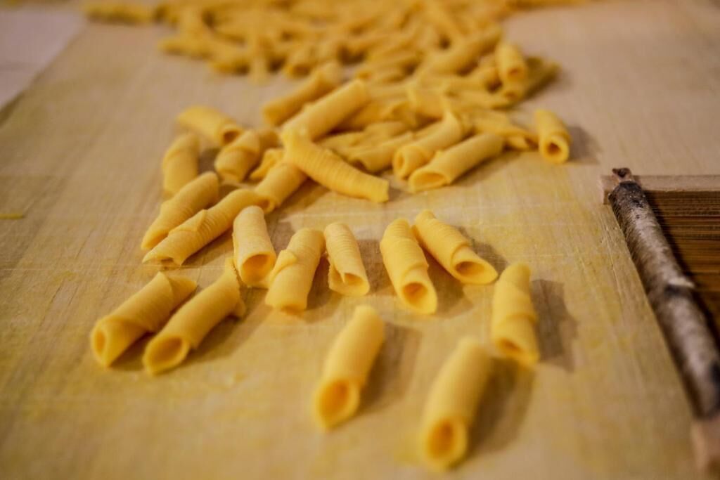 Nudeln auf einem Holzschnittbrett.