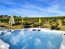 Bañera de hidromasaje al aire libre