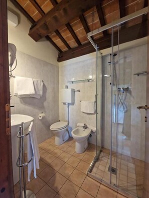 Ducha, artículos de tocador gratuitos, secador de pelo, toallas