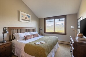 House | 4 bedrooms - Twin Chutes by Avantstay Beautiful Ski in Ski out Condo w Access to Hot Tub Gym (Breckenridge)