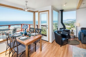 House | 3 bedrooms - Blue Horizon by Avantstay Panoramic Views of the Ocean w Entertainers Patio (Rockaway Beach)