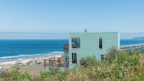 House | 3 bedrooms - Blue Horizon by Avantstay Panoramic Views of the Ocean w Entertainers Patio (Rockaway Beach)