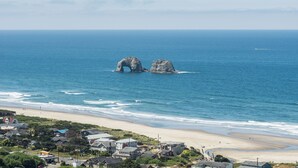 House | 3 bedrooms - Blue Horizon by Avantstay Panoramic Views of the Ocean w Entertainers Patio (Rockaway Beach)