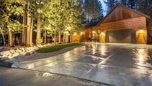 A modern log cabin with a large garage, surrounded by tall pine trees. - Lazy Bear Lodge by Avantstay Pine Tree Paradise w Game Room (Big Bear Lake)