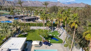 A resort with a swimming pool, palm trees, and a golf course. - Polo Villa 6 by Avantstay Features Expansive Putting Green Pool Spa Outdoor Firepit 260324 5 Bedrooms (La Quinta)