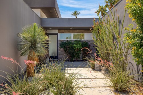 Polo Villa 6 by Avantstay Features Expansive Putting Green Pool Spa Outdoor Firepit 260324 5 Bedrooms