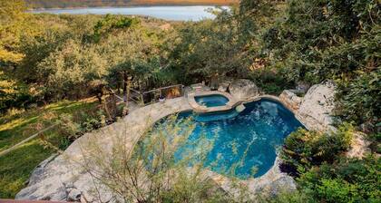Dawson by Avantstay Serene Austin Home set Amongst Nature w Pool Close to Lake Travis