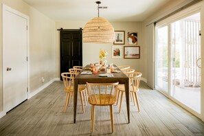 House | 4 bedrooms - Daisy by Avantstay Modern Home w Spacious Backyard Pool Table Tennis (Phoenix)