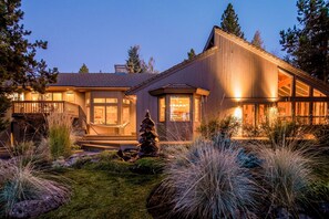 5 bedrooms - Sunriver by Avantstay Cozy Mountain Home w Indoor Pool and Hot Tub (Bend)