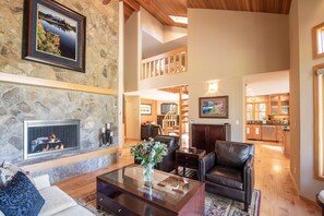 5 bedrooms - Sunriver by Avantstay Cozy Mountain Home w Indoor Pool and Hot Tub (Bend)