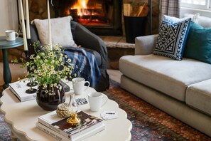 House | 3 bedrooms - Hartwood by Avantstay Cozy Big Bear Abode w Spacious Deck Stone Fireplace (Big Bear Lake)