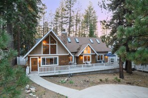 House | 3 bedrooms - Hartwood by Avantstay Cozy Big Bear Abode w Spacious Deck Stone Fireplace (Big Bear Lake)