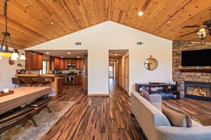 House | 3 bedrooms - Mountain Air by Avantstay Stunning Log Cabin in Big Bear w Pool Table (Big Bear City)