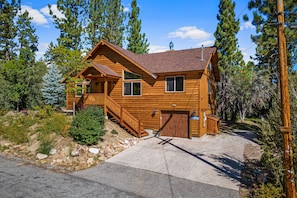House | 3 bedrooms - Mountain Air by Avantstay Stunning Log Cabin in Big Bear w Pool Table (Big Bear City)