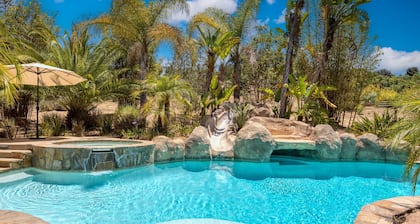 Burgundy by Avantstay Basketball Court Pool Hot Tub Outdoor Kitchen City Escape