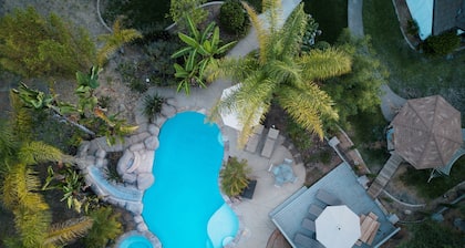 Burgundy by Avantstay Basketball Court Pool Hot Tub Outdoor Kitchen City Escape
