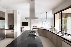 5 bedrooms - Moonshine by Avantstay Modern Stylish Estate w Bar Fire Pit Hot Tub 5 bd (La Quinta)