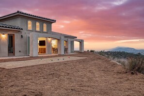 House | 9 bedrooms - Malbec by Avantstay Incredible Estate w Panoramic Views Bocce Ball Court (Temecula)