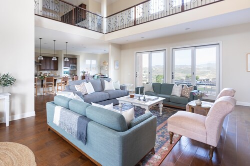 Palazzo Del Sol By Avantstay Breathtaking Home w Mountain Views Hot Tub