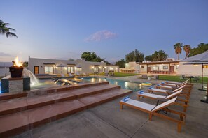 A pool area with lounge chairs, a hot tub, and a fire feature. - Starlight Estate by Avantstay 20 People Architectual Mansion w Pool Tennis Court Game Room (Indio)