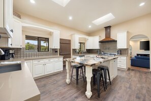 Villa - Starlight Estate by Avantstay 20 People Architectual Mansion w Pool Tennis Court Game Room (Indio)