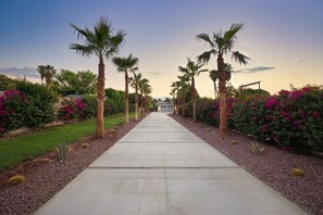 Villa - Starlight Estate by Avantstay 20 People Architectual Mansion w Pool Tennis Court Game Room (Indio)