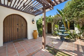 Villa - Starlight Estate by Avantstay 20 People Architectual Mansion w Pool Tennis Court Game Room (Indio)