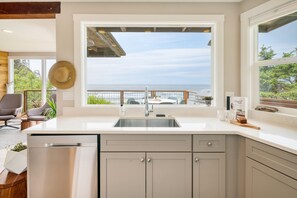 House | 3 bedrooms - Sunset Cove by Avantstay Beachfront w Balcony (Arch Cape)