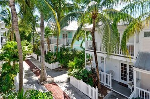 House | 2 bedrooms - Breezy Bungalow by Avantstay Close 2 Zachary Taylor State Park Beach w Shared Pool Week Long Stays (Key West)