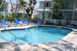 House - Breezy Bungalow by Avantstay Close 2 Zachary Taylor State Park Beach w Shared Pool Week Long Stays (Key West)