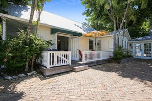 1 bedroom - Ibis by Avantstay Close to Duval Street w Shared Pool Month Long Stays Only (Key West)