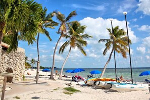 1 bedroom - Ibis by Avantstay Close to Duval Street w Shared Pool Month Long Stays Only (Key West)