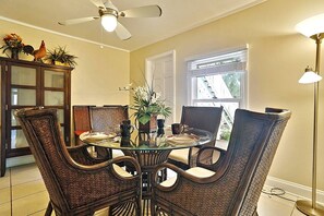 House - Emma s Secret by Avantstay Heart of Old Town w Shared Pool Month Long Stays Only (Key West)