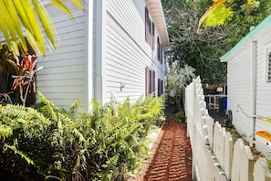 2 bedrooms - Emma s Secret by Avantstay Heart of Old Town w Shared Pool Month Long Stays Only (Key West)