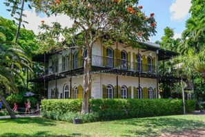 House | 1 bedroom - Spanish Lime Cottage by Avantstay Ideal Old Town Key West Location Month Long Stays Only (Key West)